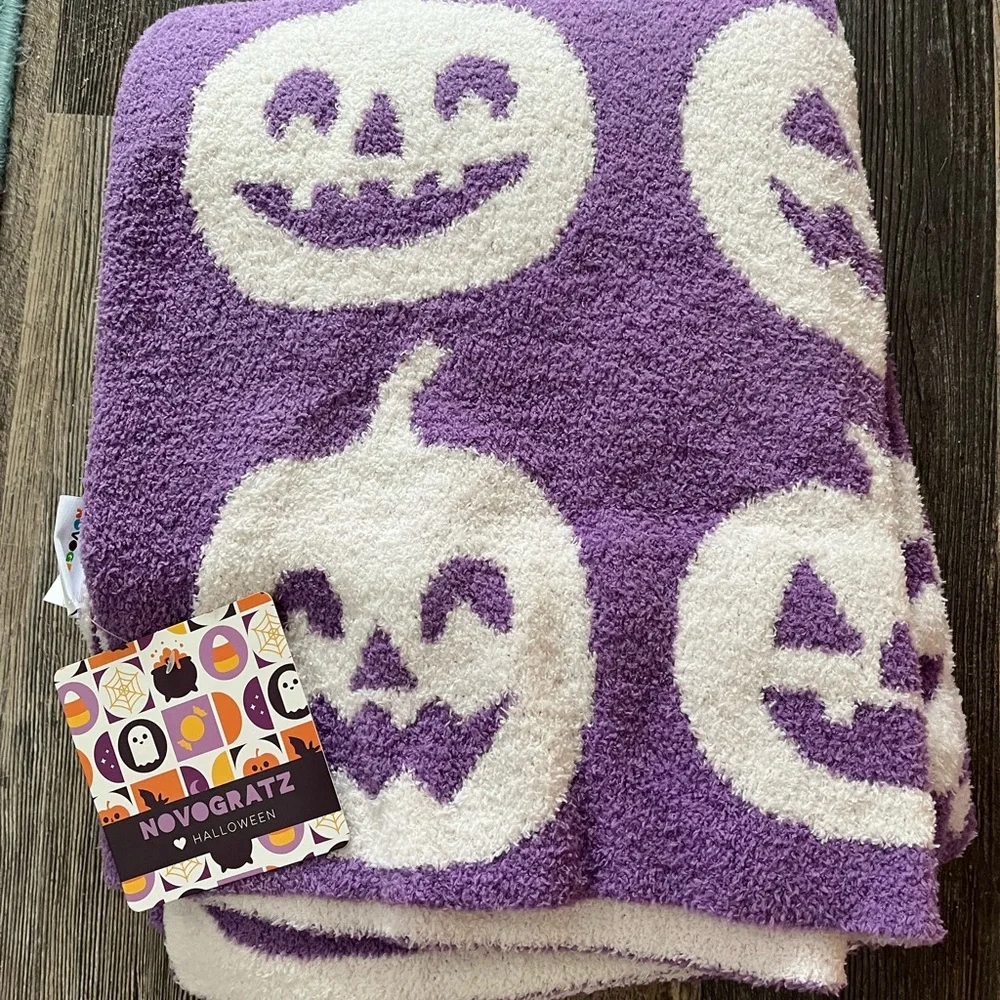 Norogratz Halloween Blanket throw! Norogratz, Pumpkins. Purple/ white reversible